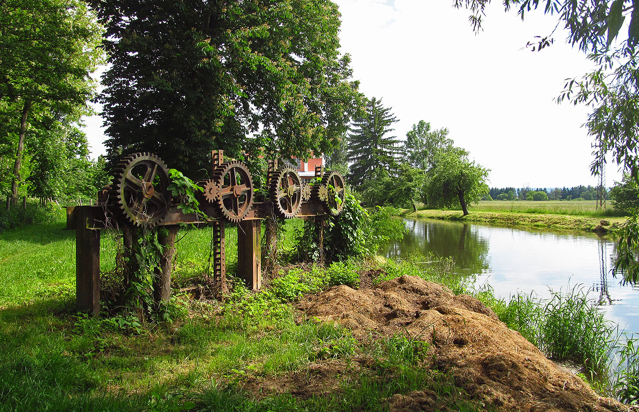 Staré mlýnské stavidlo u vily Háj upomíná na jednu z předchozích úprav mlýna a elektrárny během minulých 125 let.