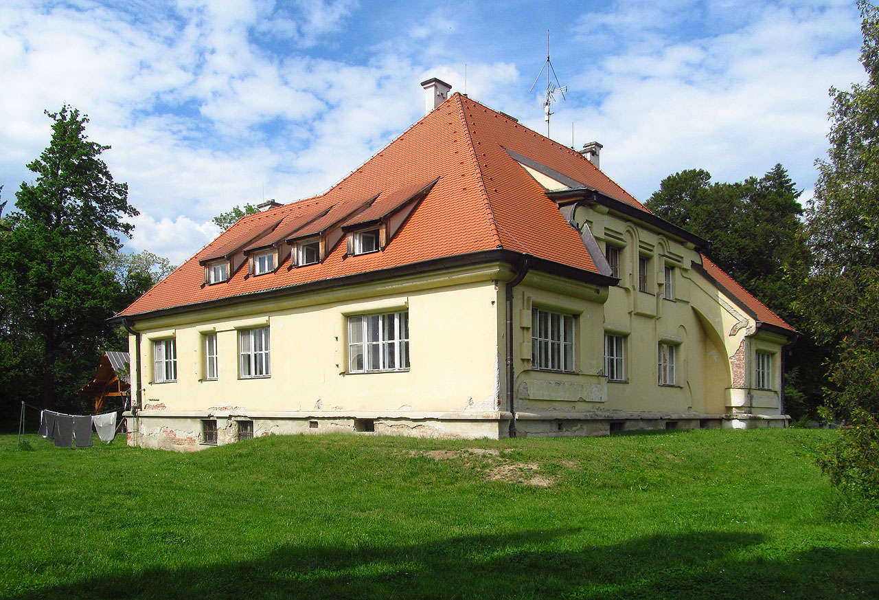 Vila rodiny Plhákových, zvaná obvykle Háj. Také zde se nachází jeden z vodáckých kempů na řece Moravě.