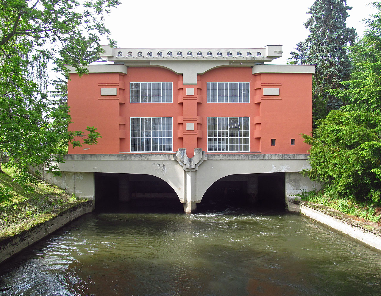 Konstruktivistický charakter elektrárny nezapře architekty Fuchse a Štěpánka, kteří se na vypracování jejího projektu podíleli.