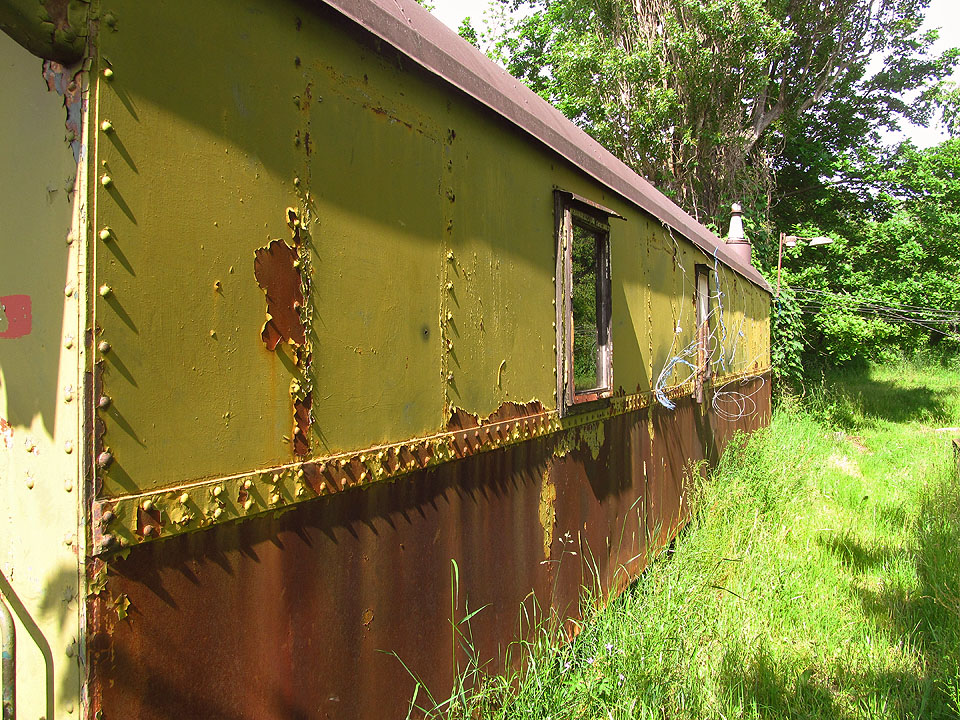 Mimo elektrárny a vily se v Třeštině ukrývá také chatka vyrobená ze železničního vagónu. Strejda Vláček se zabývá sběrem podobných budov, tak snad z ní má radost.
