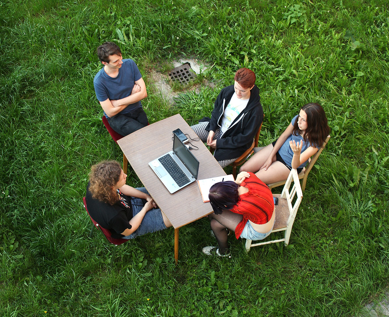 Protože na tábor letos nejedu, mohl jsem se zabývat špionáží porady z vyšších sfér. Konkrétně z balkónu, který si kdysi vysnila Drobi.