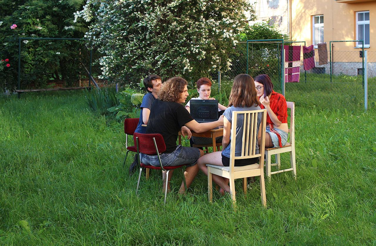 Tak nějak si představuji schůzky Rychlých šípů v klubovně vedle klášterní zahrady…