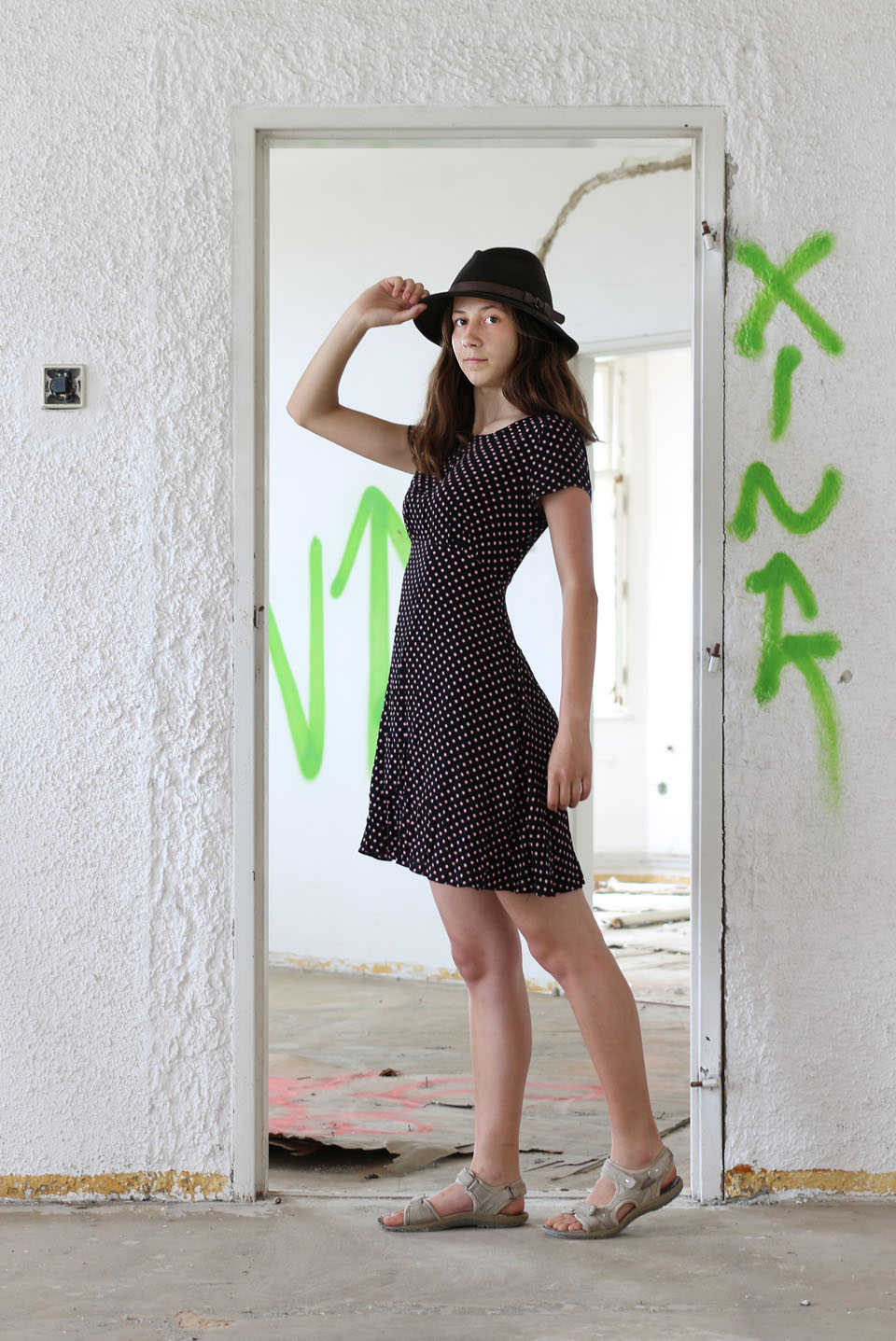 Léto se natahuje ke svému vrcholu, lehké šaty a elegantní klobouk z Čápovy šatny se do opuštěné budovy takřka dokonale hodí.