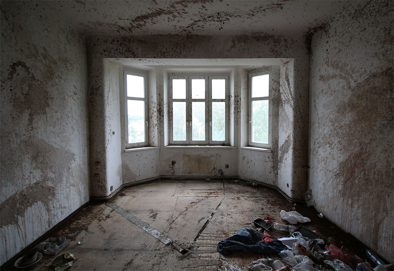 V některých místnostech se ovšem musely dít strašidelné věci. Tahle nám připomíná scénu z odporně proslulého filmu My děti ze stanice ZOO.