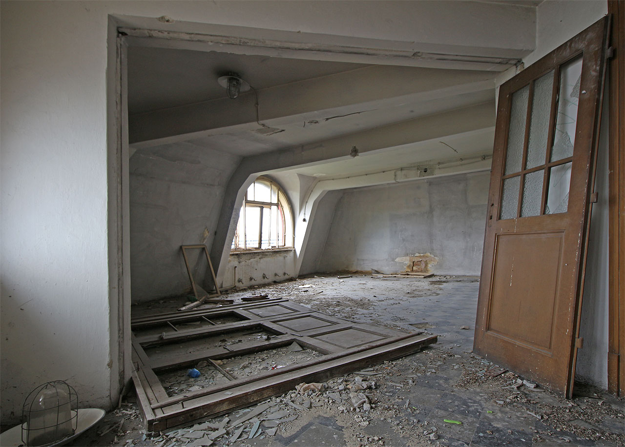 Nejvyšší patro je tvořené zvláštní půdní vestavbou, připomínající trošku gondolu vzducholodi.