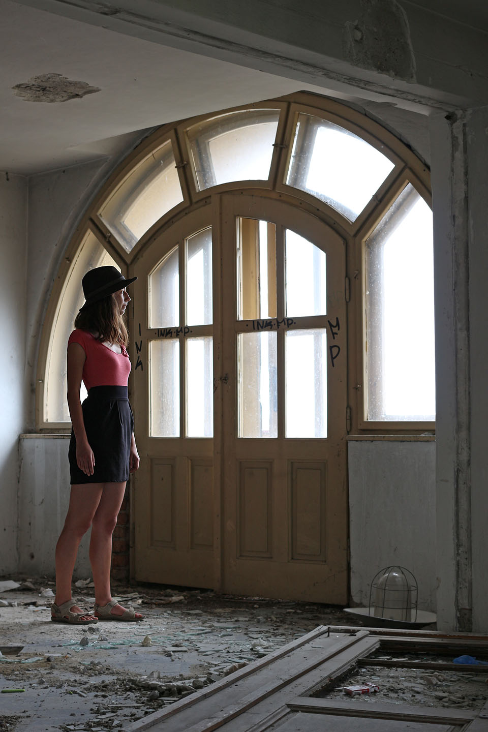 Dominantou opuštěného domu jsou zaklenutá dělená okna s výhledem na slunný jih.