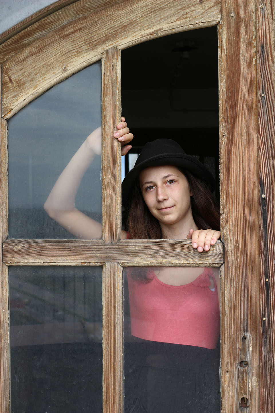 Kdo ví, co se odehrává v Doubravčině mysli při pohledu na nedaleké <a href="/Tema/Brno dolní nádraží">dolní nádraží</a> a prostou osobu fotografa?