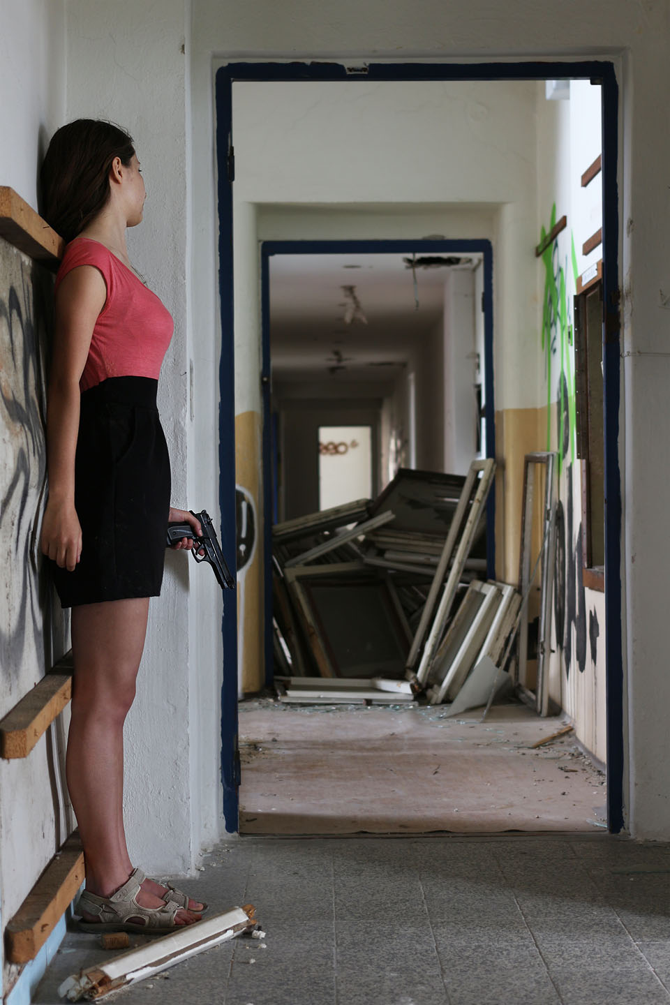 Část průzkumu jsme strávili také focením inscenovaných fotek se zbraní v ruce.