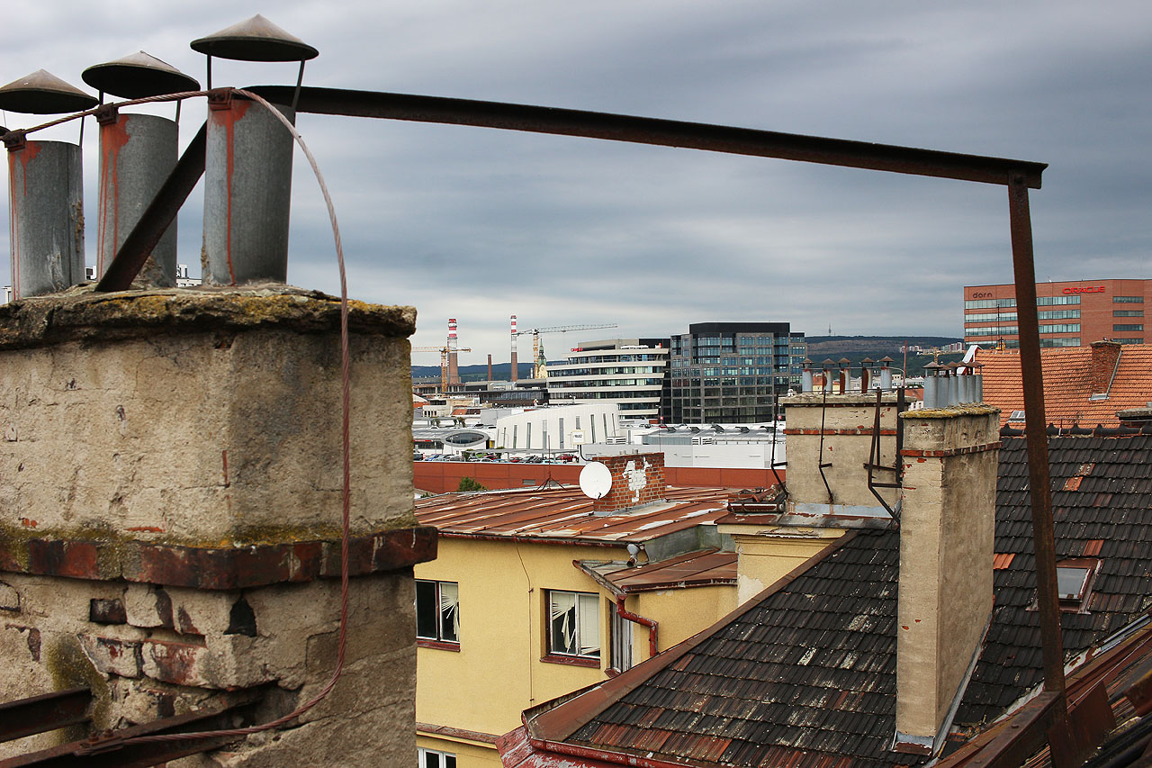 Neúprosný boj o místo staré a krásné domy prohrávají proti přesile bizarních budov z betonu a skla.