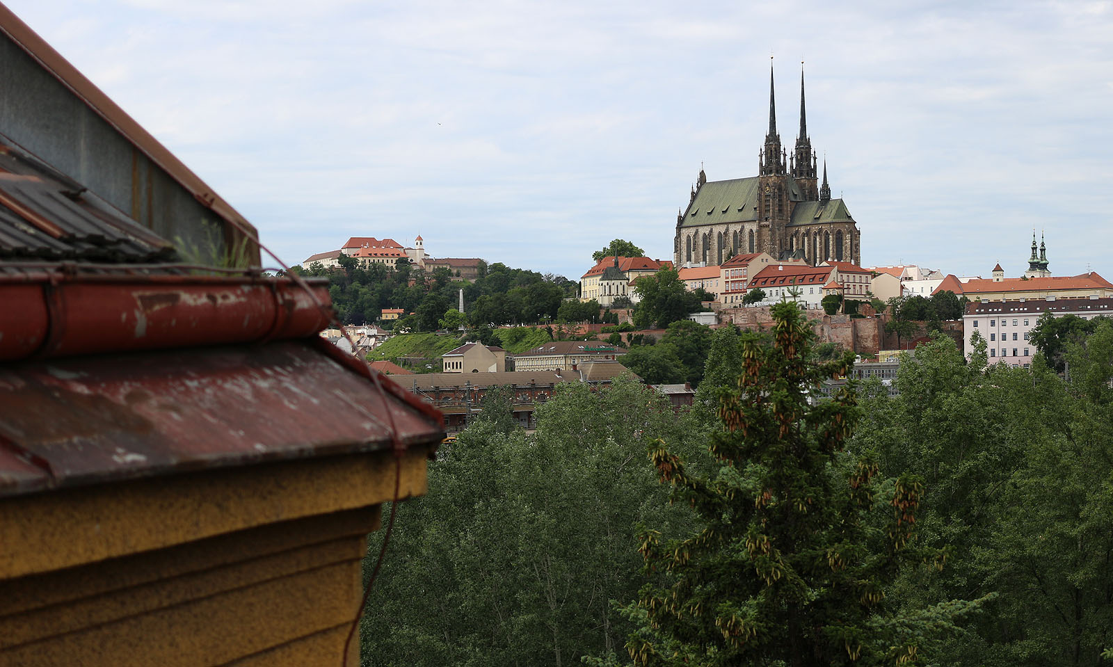 Petrov na to usmířeně shlíží pod mračnou oblohou.