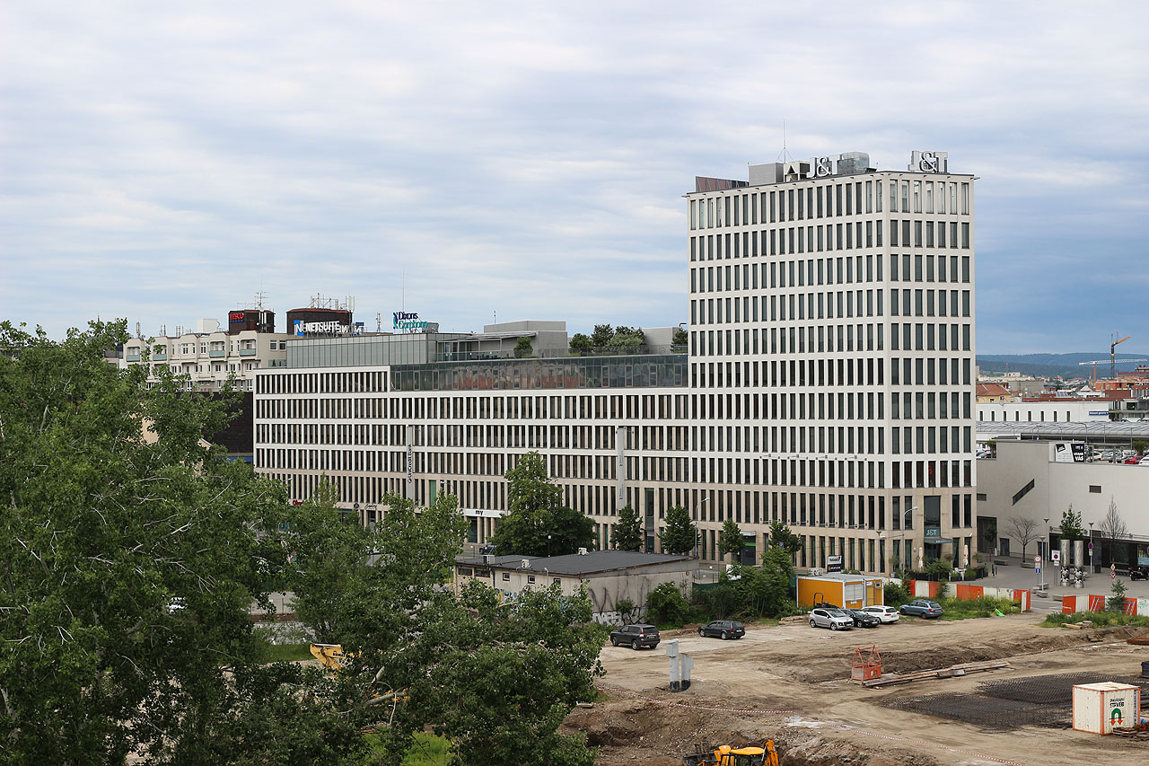 Jako ledoborec, který vjel do původní pavlačové zástavby a rozlámal ji na kusy, se jeví komerční centrum Trinity.