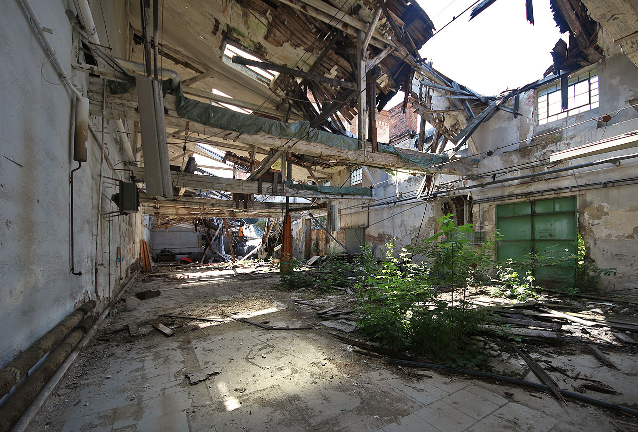 Pod Briesovou sladovnou v Husovicích se rozkládají nižší tovární haly, snad původně náležející ke sladovnikému provozu a později účelově změněné na strojírnu, která byla součástí protibřežního areálu <a href="/Tema/Zbrojovka Brno">Zbrojovky</a>.