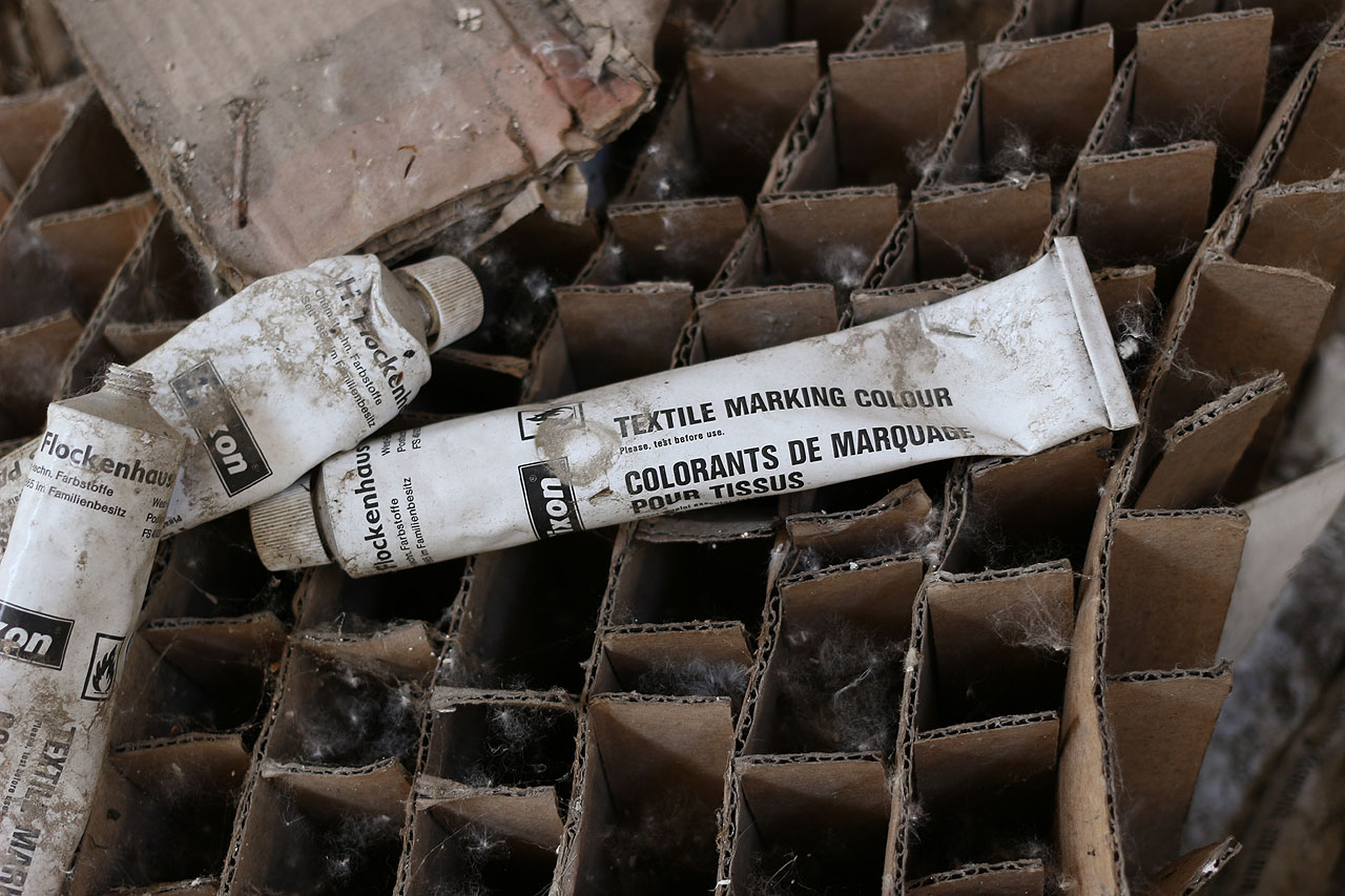 Dávno vyschlé barvy na textil naznačují, že to možná nebyla (pouze) strojní výroba, co se odehrávalo v přízemních továrních halách. Bude nám ještě zapotřebí hlubšího studia pramenů.