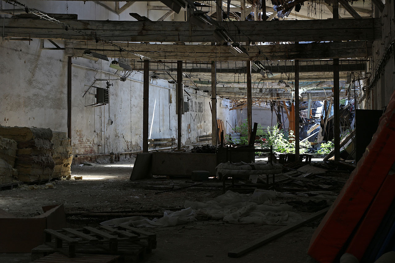 Střechy větších hal vzaly za své jako první. Teď už to ovšem půjde rychle.