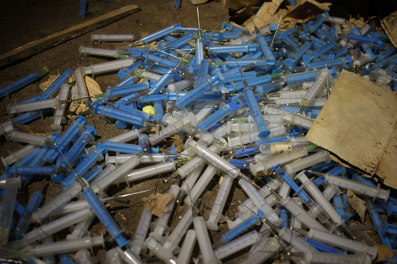 Hromada injekčních stříkaček není svědectvím o drsné párty feťáků, ale pozůstatkem skladu léčiv. Stříkačky jsou nepoužité a čisté, stačí si jen vybrat…