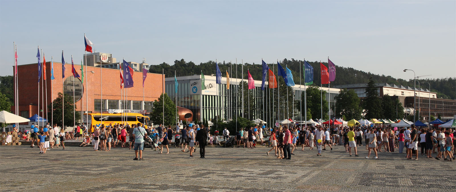 Podívat se přišli zejména současní studenti, nemálo bylo ovšem také absolventů, pedagogů, vědeckých i nevědeckých zaměstnanců největší moravské univerzity.