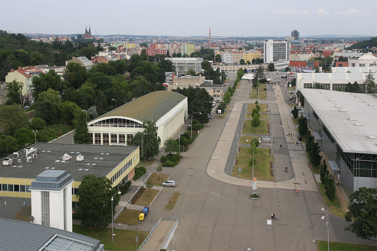 Výstaviště stojí na tzv. Bauerově rampě, mírně vyvíšené nivě, která do začátku 20. století sloužila zemědělství a provozu brněnského cukrovaru továrníka Bauera, který sem dovedl <a href="/Tema/Vlečka Brno dolní nádraží - výstaviště">železniční vlečku</a>.