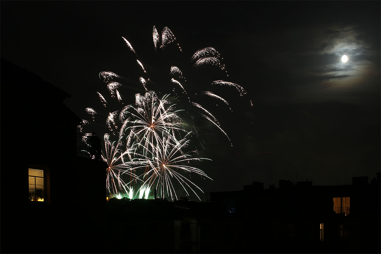 Večer jsme strávili (nejen) pozorováním univerzitního ohňostroje s přáteli v rámci oslavy narozenin kamaráda Vaška.