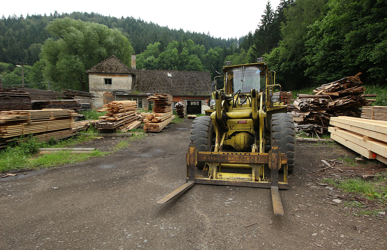 Namísto úzkokolejných vozíků tu dnes kraluje monstrózní zánovní nakladač značky Volvo.