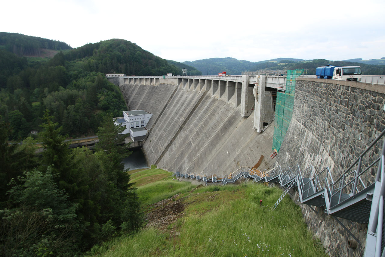 Vírská přehrada patří k nejmalebnějším stavbám svého druhu v Česku.