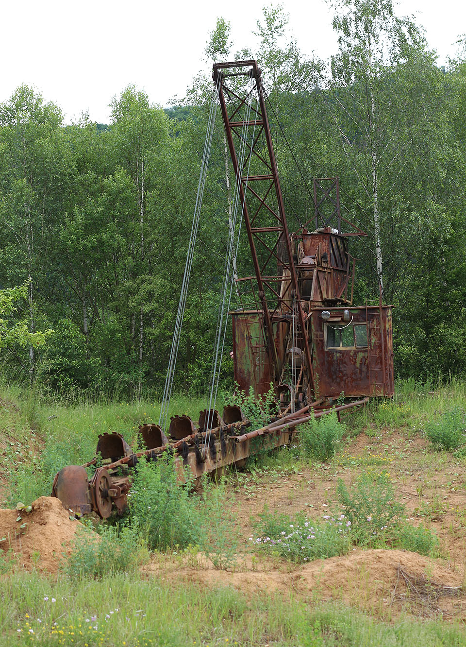 Opodál rezaví nádherné rypadlo z varnsdorfských strojíren.