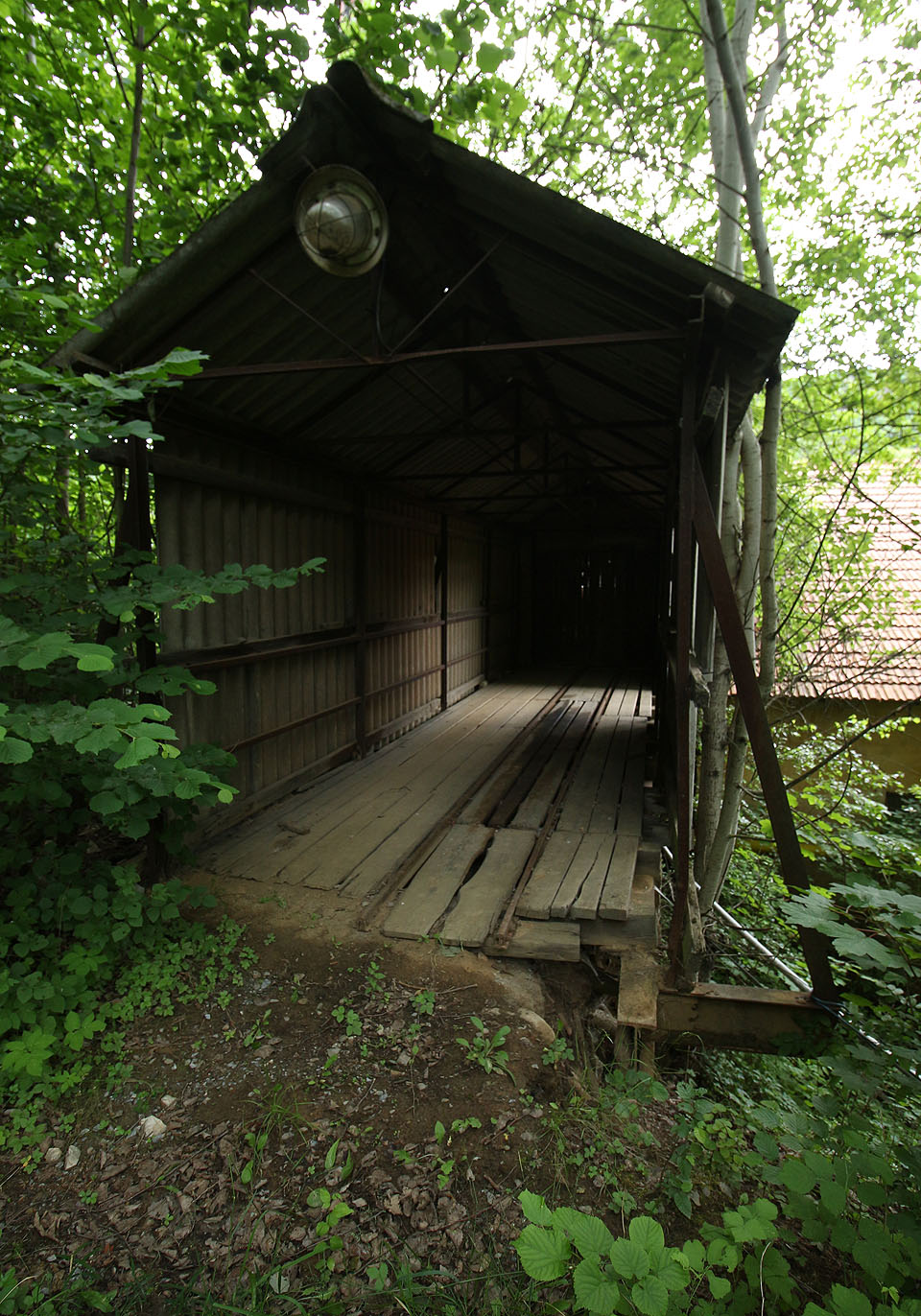 Vozíky o rozchodu 600 mm ji pak dopravovaly do samotné cihelny po krytém železničním mostě až zhruba do roku 2005.