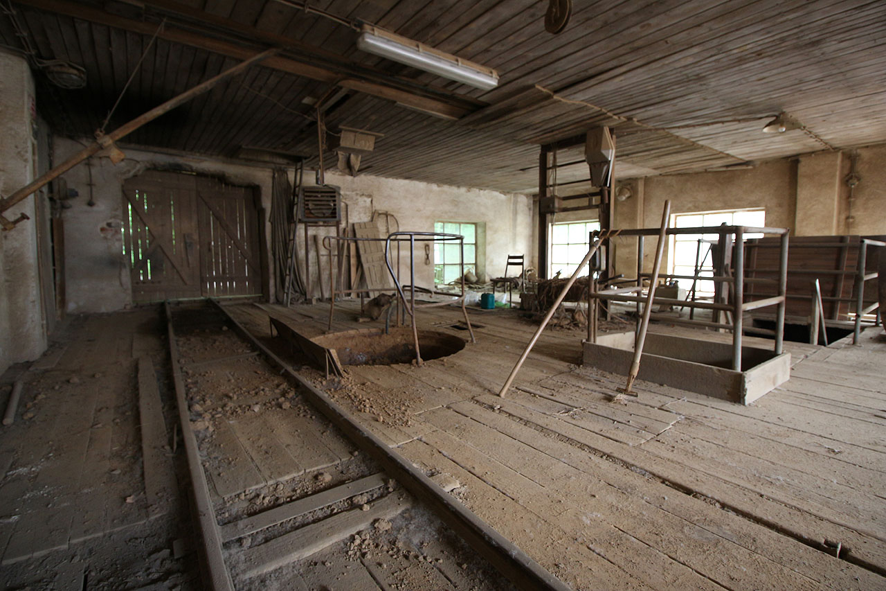 V horním patře se hlína z vozíků vyklápěla do zásobníku kruhovým otvorem.