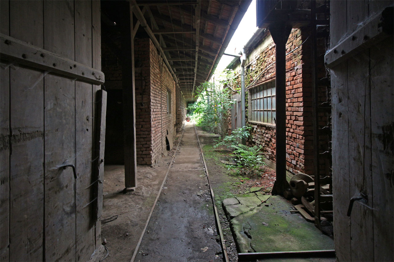 Po vytvarování zamířily syrové cihly do sušáren, kde se z nich před vypálením odpařil nadbytek vody.