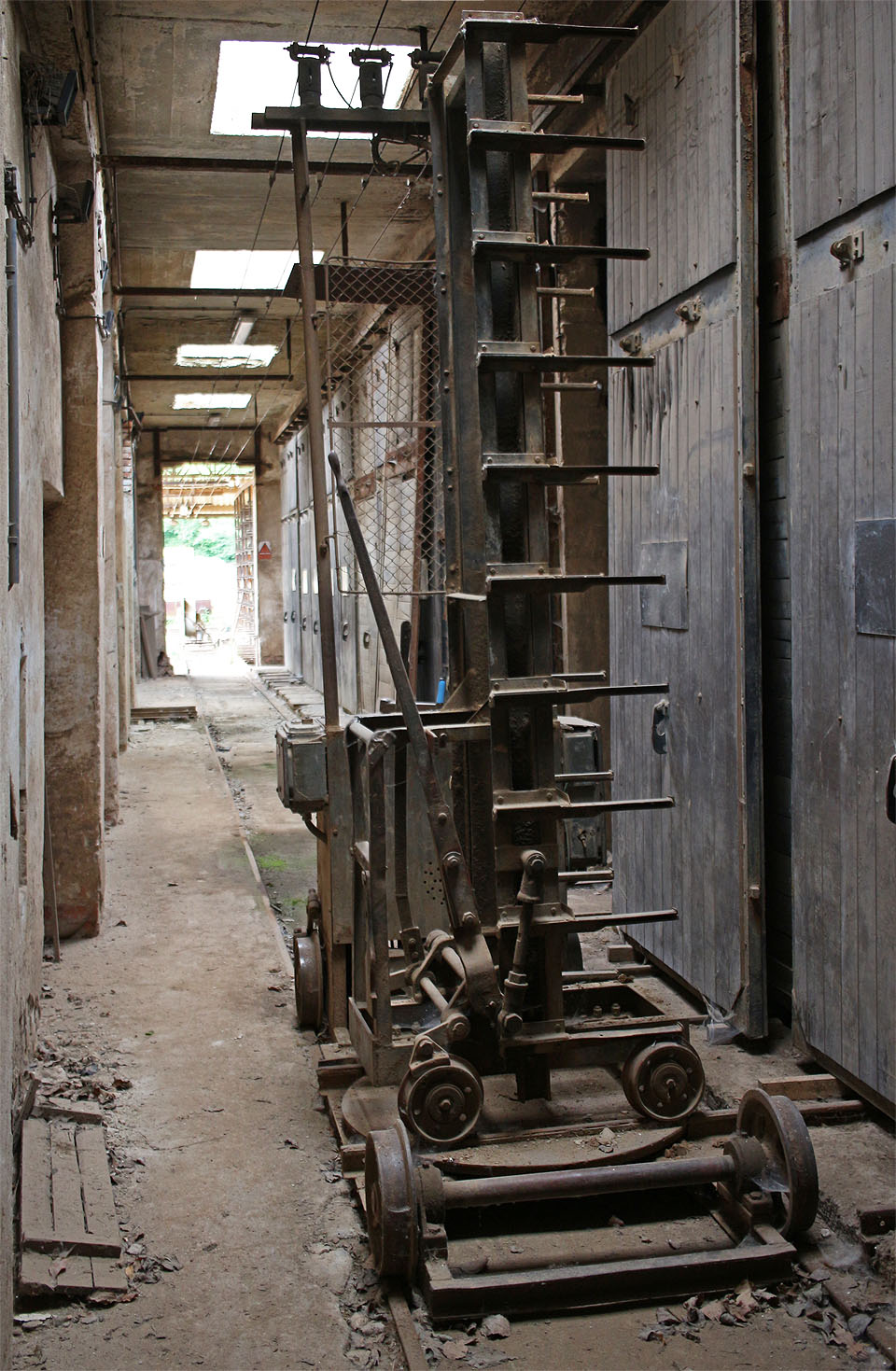 Po kolejích tu jezdil strašidelný vozík zakladač, který převážel cihly ze sušáren do pece.