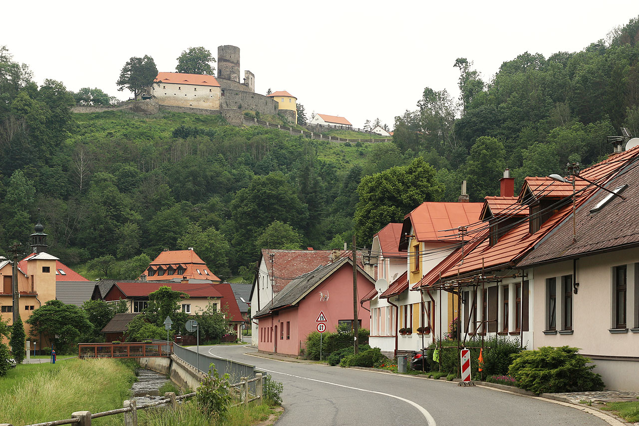 Odpoledne konečně přijíždíme do městyse Svojanova, kde jsem byl naposledy na školním výletě s primou blanenského gymnázia.