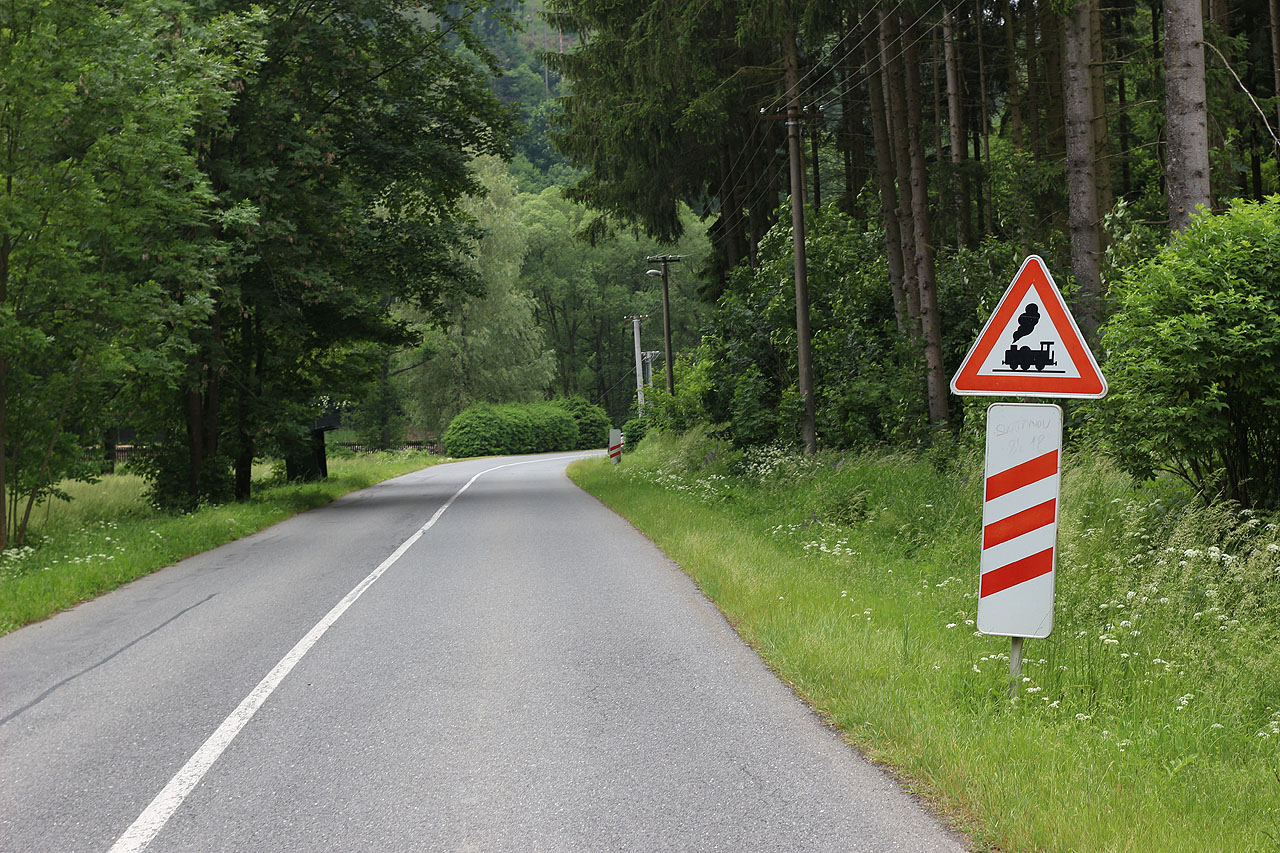 Naším prvním velkým cílem byl přejezd zrušené úzkokolejky v osadě Hamry pod městem Bystré.
