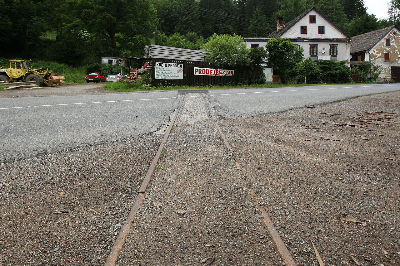 600 mm drážka na pilu se už pár let nepoužívá, přejezd je ale stále poctivě vyznačen dopravními značkami.