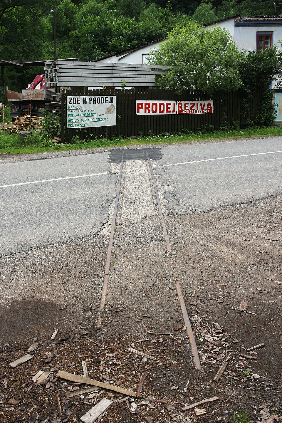Tudy jezdily až do začátku 21. století vozíčky s řezivem ze skládky na katr na druhé straně silnice.