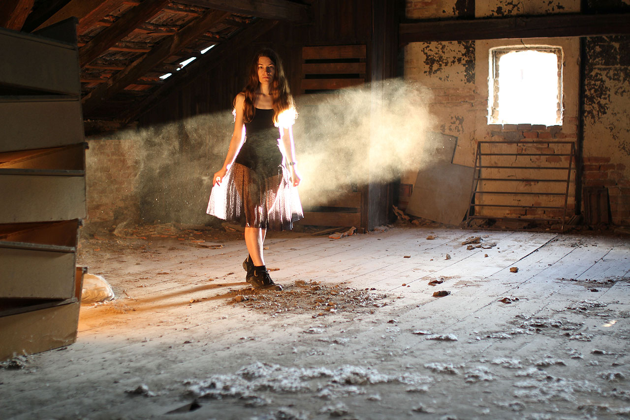 Se západem slunce se nám na opuštěné půdě naskytly pohledy, které by ocenil i Maxmilián Dráp.