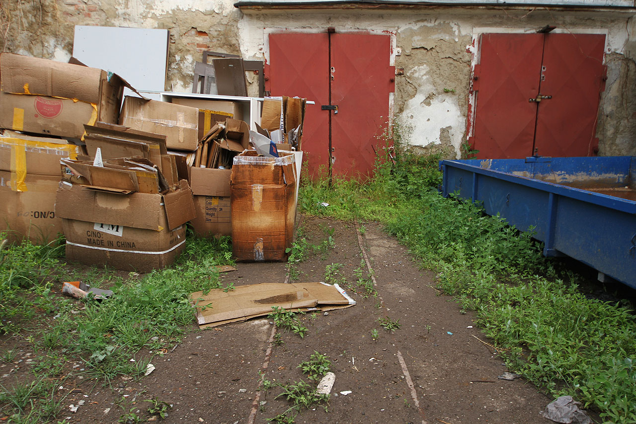 V areálu je snad všechno, co si může srdce milovníka industrie přát. Úzkokolejka, opuštěné tovární budovy, podzemní vodní náhon a příležitostně také krásná modelka.