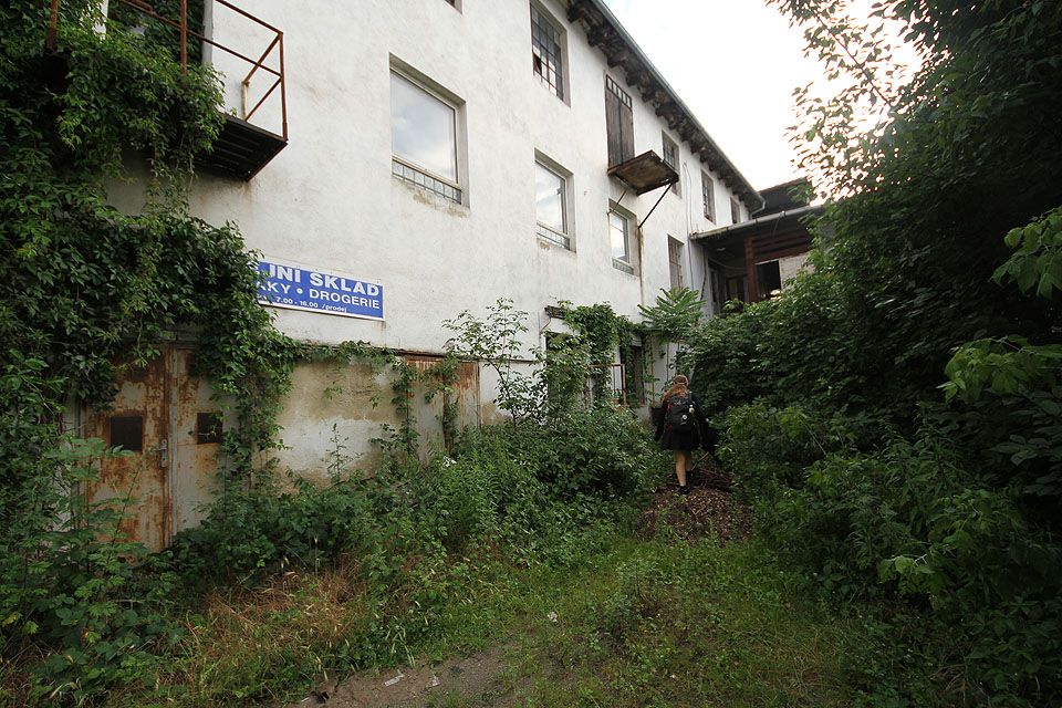 Jitka se prodírá směrem ke vstupu do opuštěné textilní továrny.