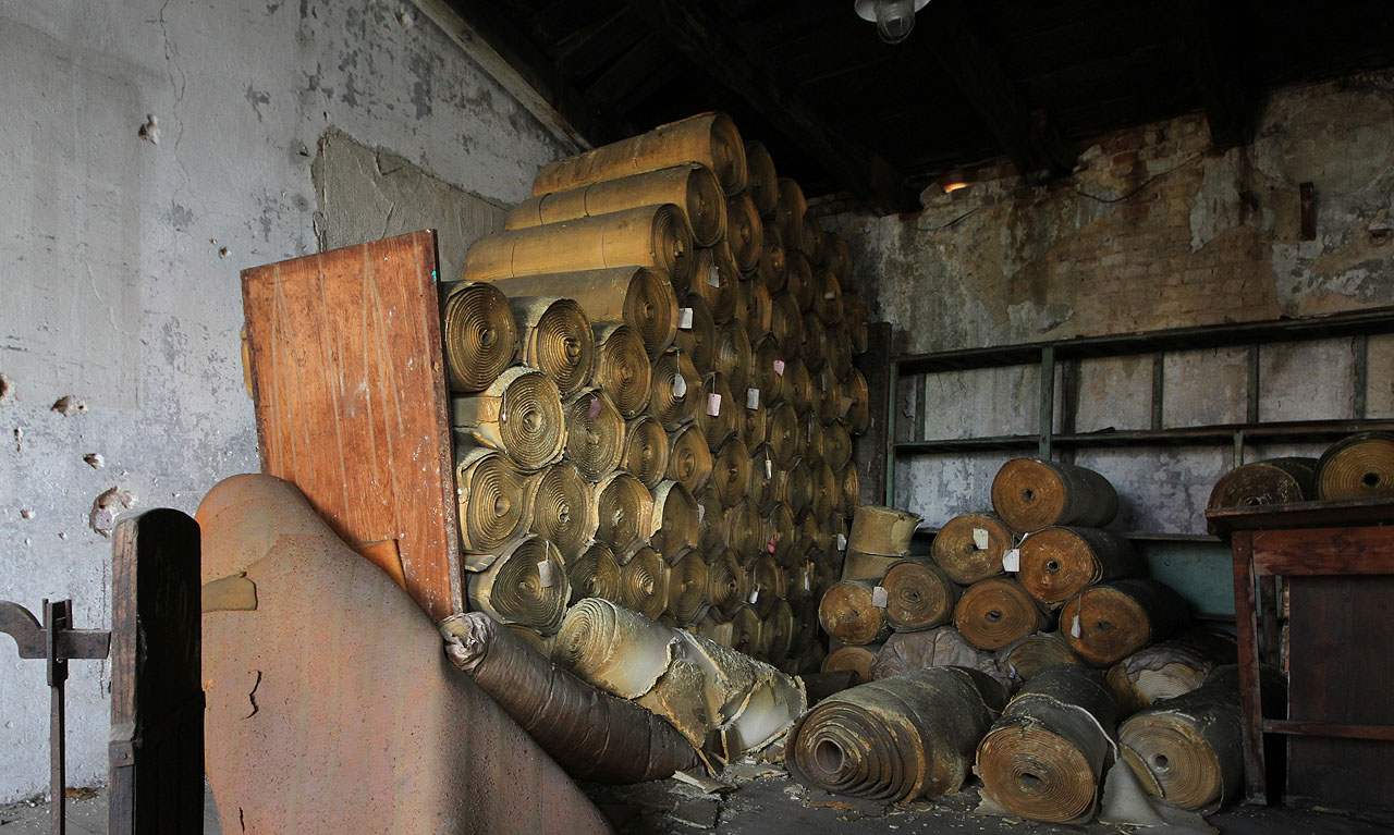 Na zbytky textílií a příbuzných materiálů tu tiše padá prach už desítky let.