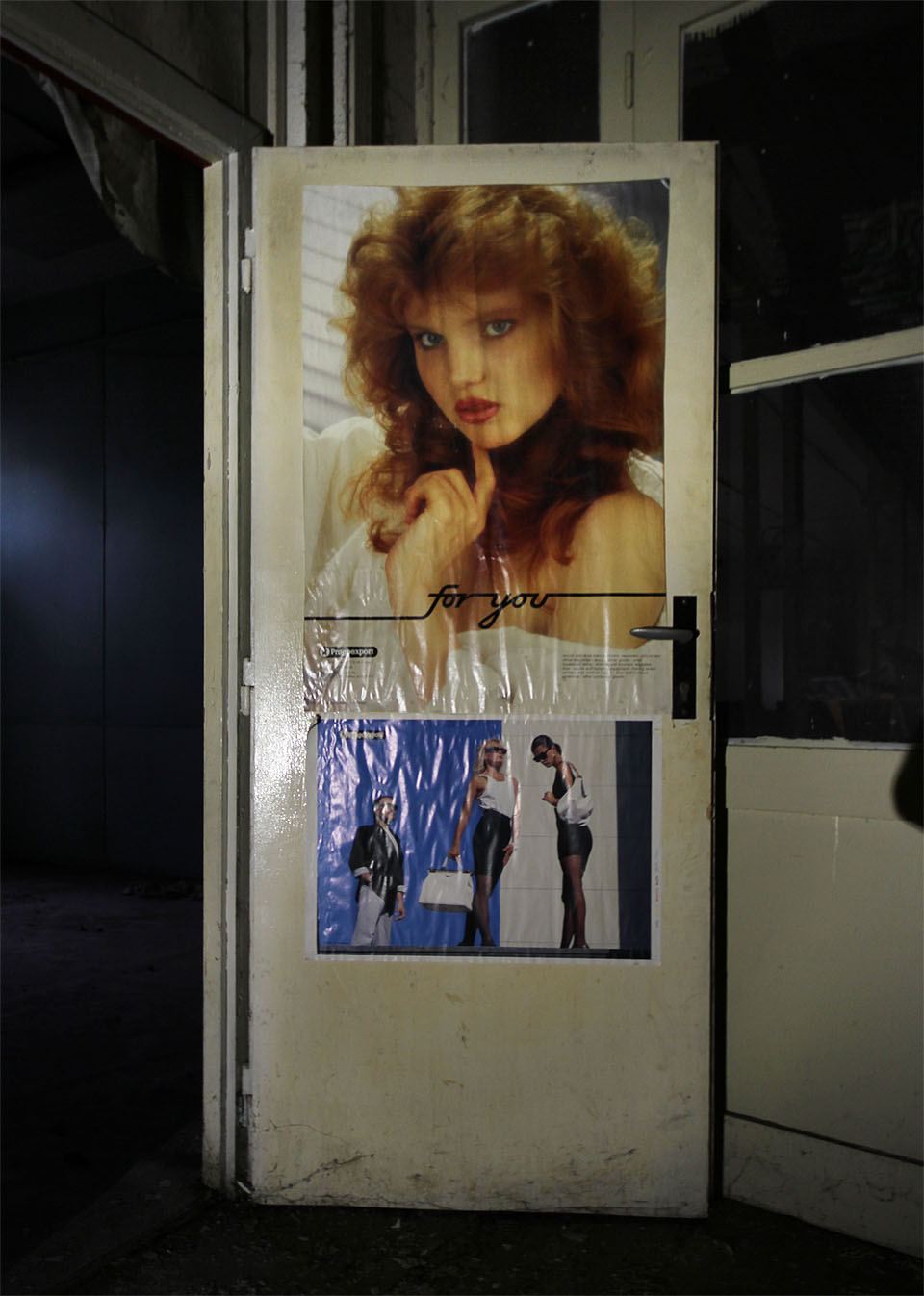 Plakáty usvědčují továrnu ze třicetiletého spánku. Zjevně pocházejí z přelomu 80. a 90. let 20. století.