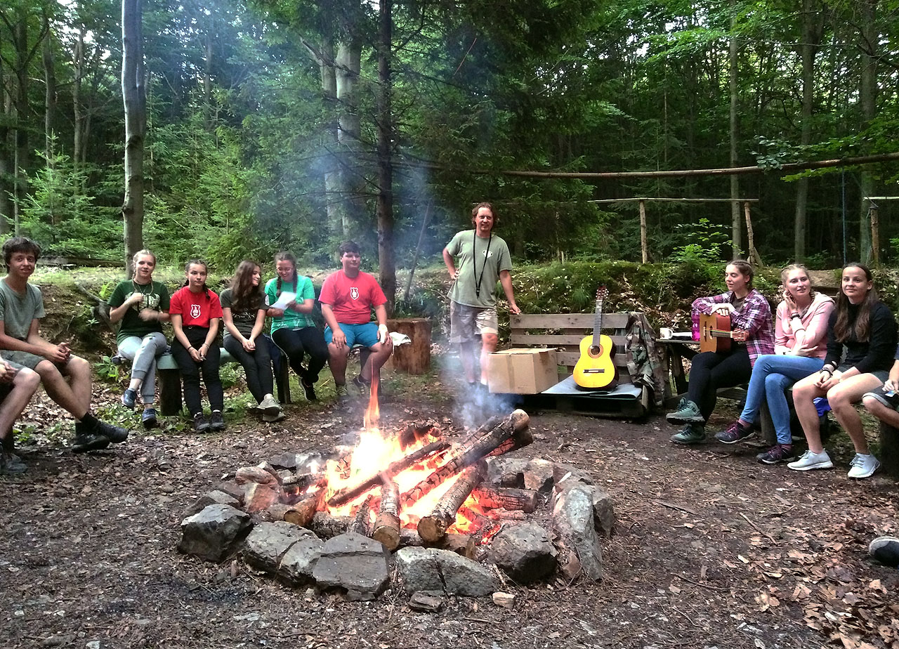 Strejda Vláček už dvacet let vede každoroční táborák k ukončení oddílového roku. V posledních letech se k jeho hraní na kytaru u ohně přidávají děvčata z oddílu s dalšími kytarami nebo třeba i houslemi.