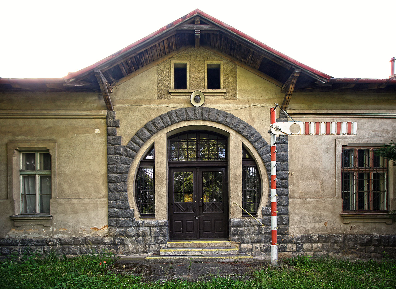 V devadesátých letech se ve staniční budově secesního stylu nacházelo malé železniční muzeum, později přestěhované do Hradce Králové. Zbylo tu po něm chřadnoucí návěstidlo.