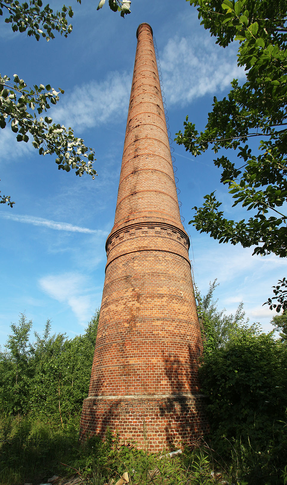 Jeden ze dvou komínů vidnavské šamotky, kdysi pro nás důležitý symbol.