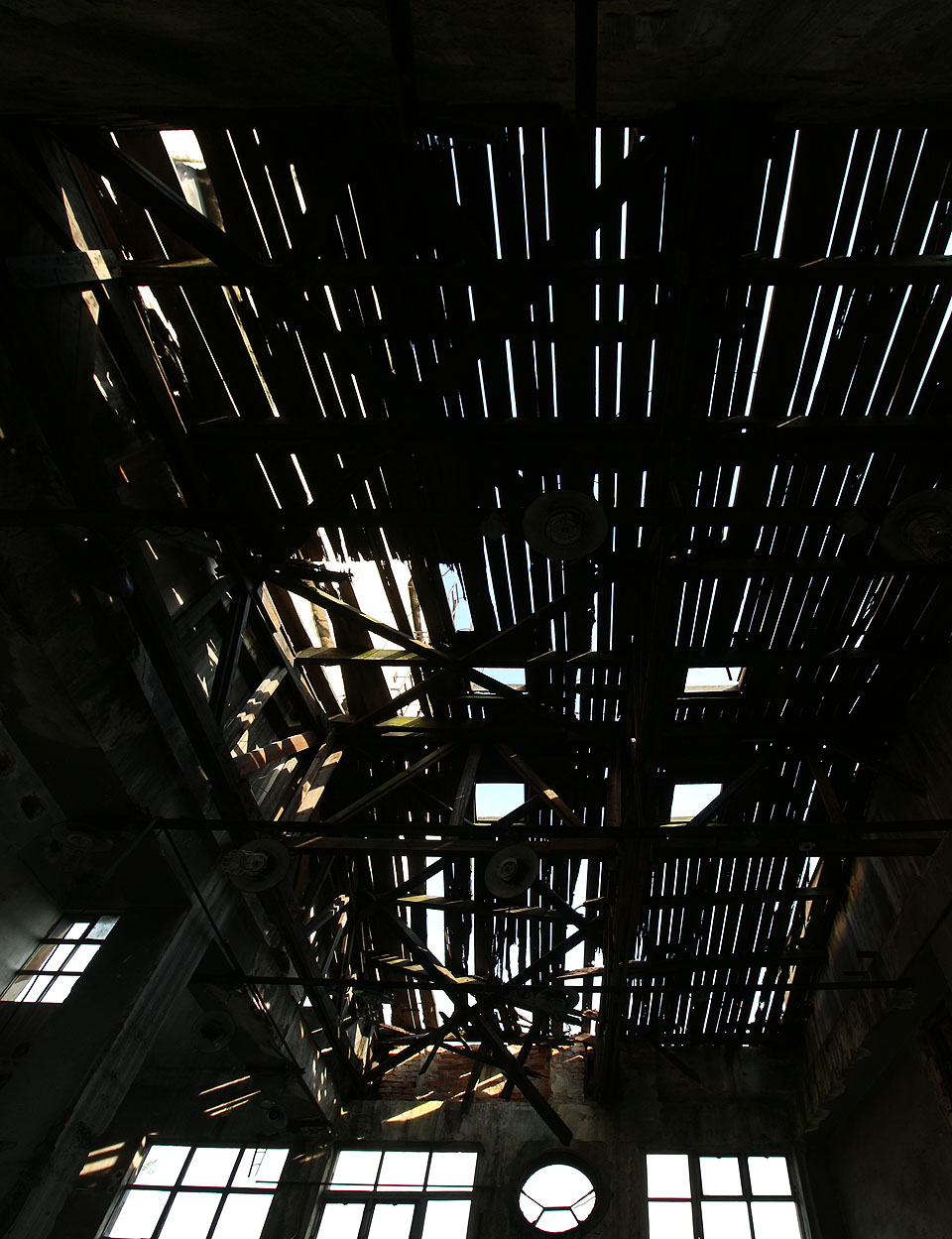 Šamotka chátrá už dost dlouho na to, abych se odvážil říct, že ji čeká už jen pár dalších let, než se i poslední budovy změní v neforemné ruiny.