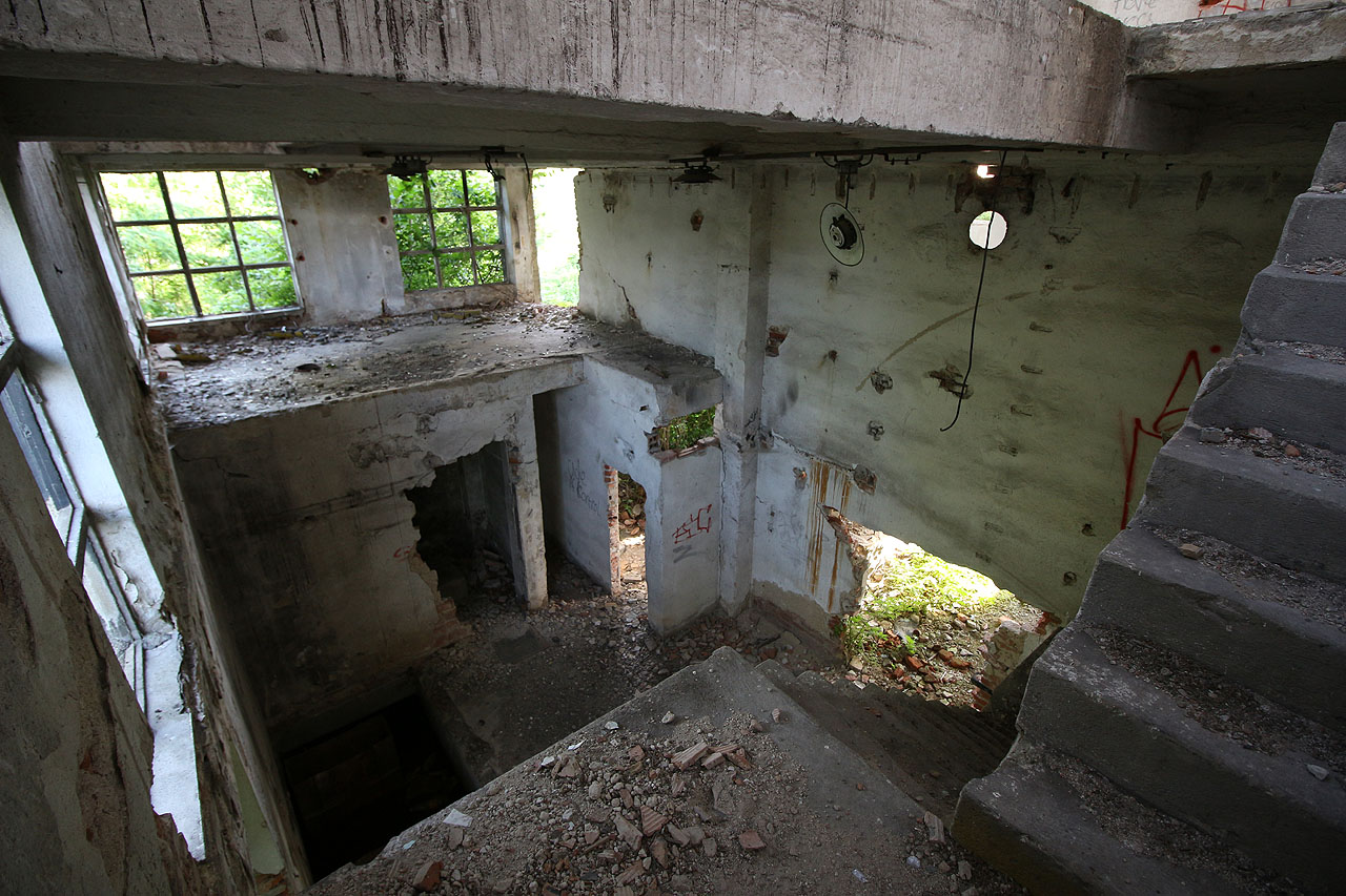 Pamatuji si i tyhle schody bez zábradlí, po kterých se tehdy Drobek proháněla beze známky strachu z výšek.