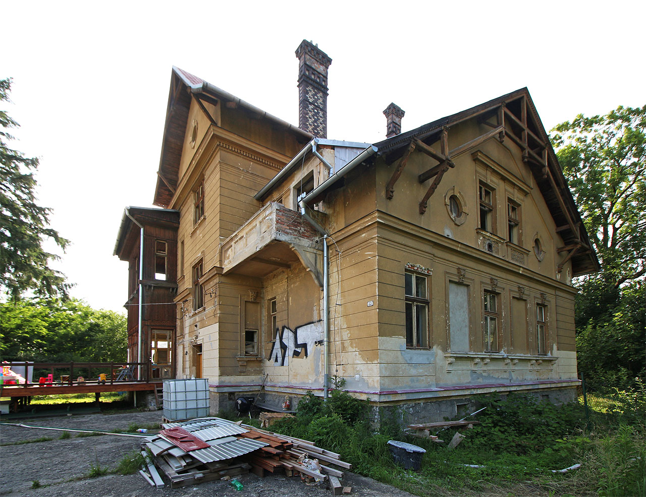 Vila, ve které jsme v roce 2010 objevili dokumenty o historii šamotky, stejně jako knihu Barwy i rytmy Śląska, která se stala naším prvním společným majetkem.