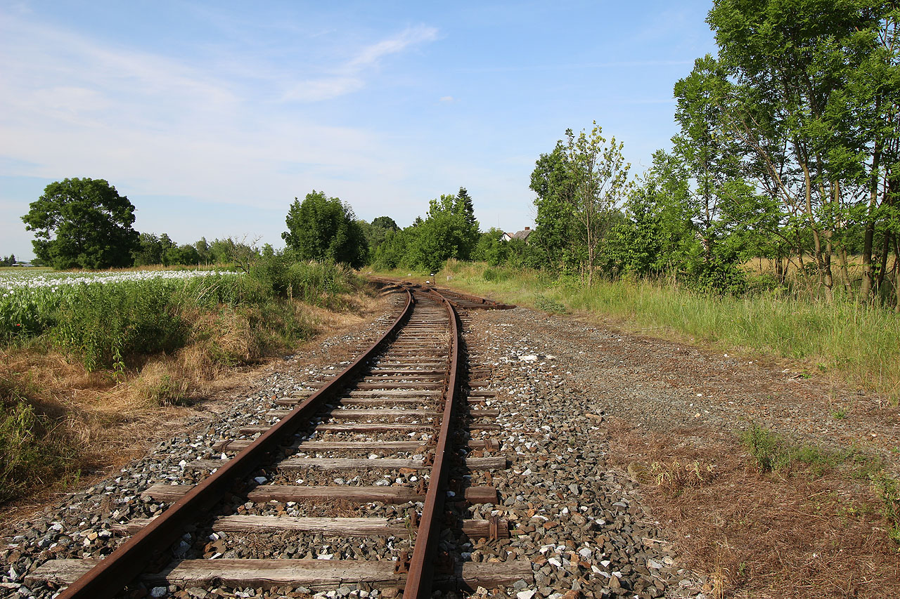 Tady odbočovala druhá větev <a href="/Tema/Vlačka Vidnava - šamotka">vlečky</a>, nyní částečně snesená.