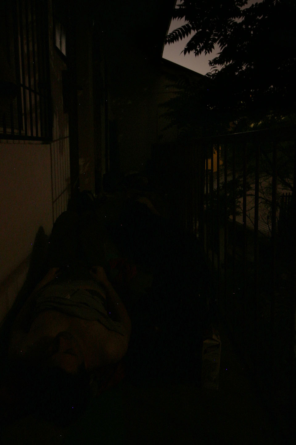 Rozhodli jsme se v oáze uprostřed města strávit noc. Hlavně povídáním si o životě a zejména děvčatech, která nám na pavlači tentokrát chyběla.