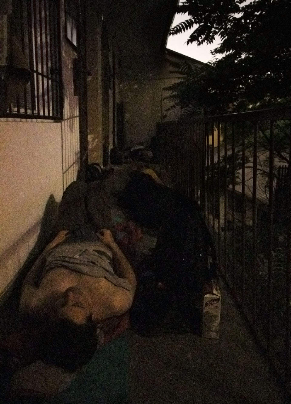 Tak vypadalo naše ležení na pavlači ve třetím patře ve světle pouličních lamp, odraženém od oken protějších domů.