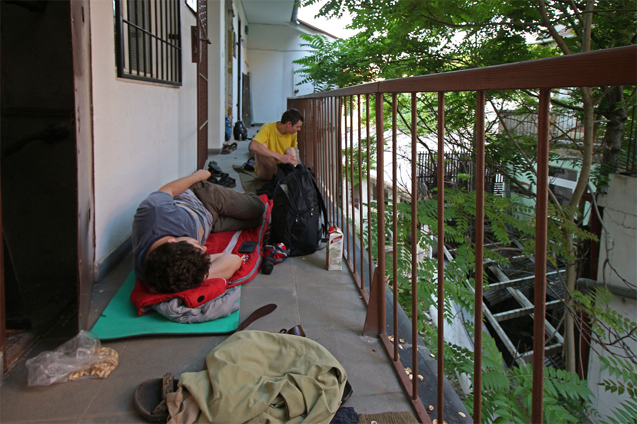 Červnové noci roku 2019 byly extrémně horké, nakonec jsme ani nepotřebovali spacáky. Ranní probuzení v 6:18.