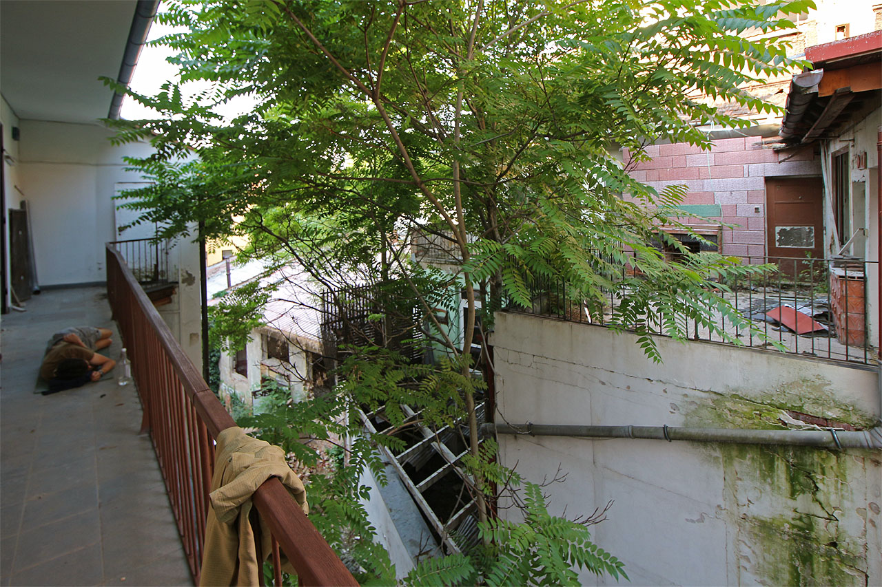 Opouštíme posledního ospalce a míříme do práce.
