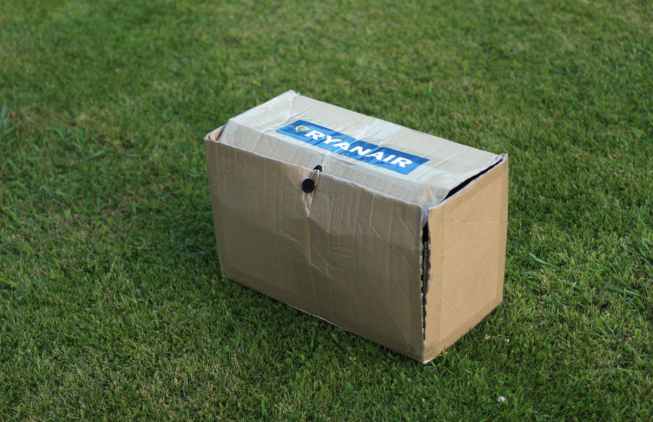 Malé (bezplatné) kabinové zavazadlo společnosti Ryanair smí mít maximální rozměry 20 cm × 25 cm × 40 cm. Přežít s takovou výbavou týden pod širým nebem je výzva i v Portugalsku - vyrobil jsem si proto přesnou krabičku, abych maximálně využil rozměry pro uložení malého batůžku (který jsem dostal zdarma na loňské <a href="/clanek/440">CVVZ</a>), foťáku s jedním náhradním objektivem, peněženky, jednoho odborného článku na čtení po cestě, prostěradla, náhradních ponožek, klíčů, pasu a čelovky. Plavky a spacák už se do krabičky nevešly.